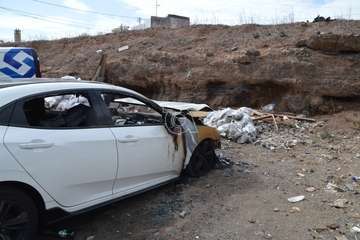 Imágenes de algunos de los vehículos afectados por los incendios en el parquin de Arnao y solar de Punto Fielato/TA.
